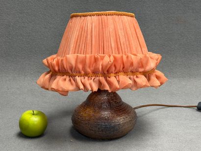 ATELIER SÉSAME, à Vallauris. 
Lampe en céramique...