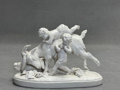 Bouc et amours. 
Groupe en porcelaine de...