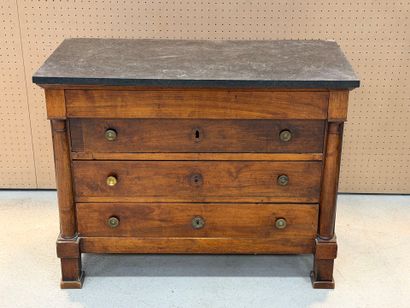 Commode en noyer, à demi-colonnes, dessus...
