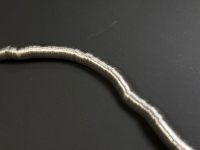BREIL. 
Collier articulé. 
Signé. 
L 88 ...