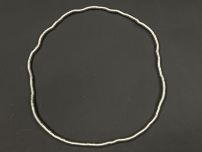BREIL. 
Collier articulé. 
Signé. 
L 88 ...