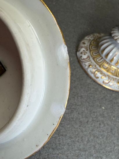 Pot couvert sur piédouche à décor d'une ronde...