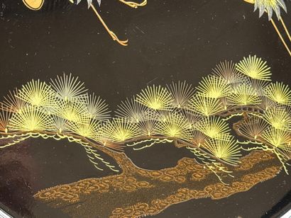Plateau en laque japonaise à décor de grues.
D:35...