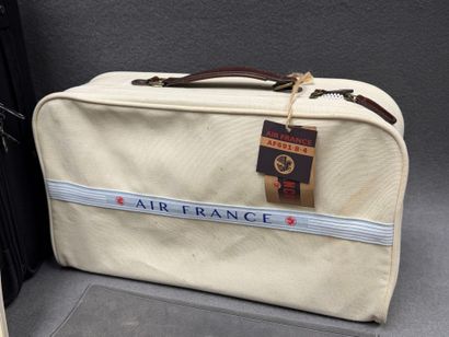 AIR FRANCE
Lot comprenant: 
Valise, valise...