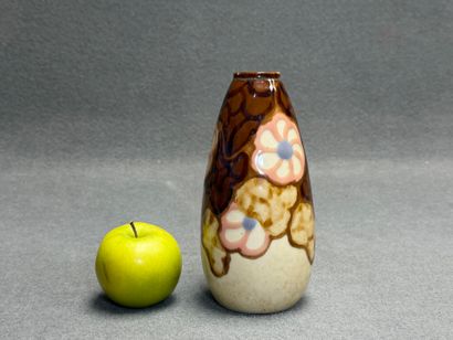 THARAUD à Limoges. 
Vase en porcelaine à...