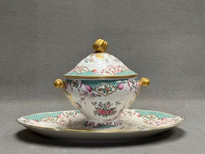 Soupière et plat ovale en porcelaine décor...