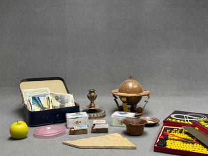 Lot comprenant: 
Cartes postales, deux boites...