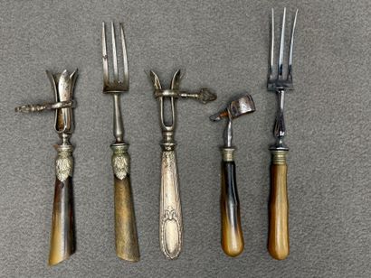 Trois manches à gigot et deux fourchettes...