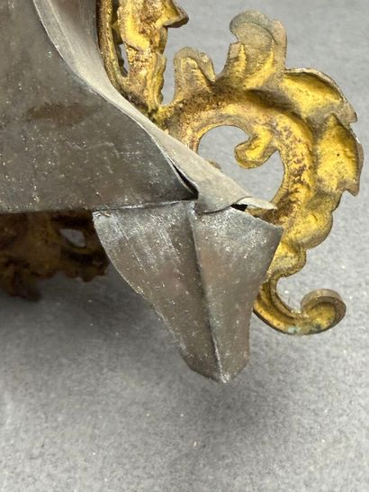 Pendule en régule patiné à décor de femme.
Fin...