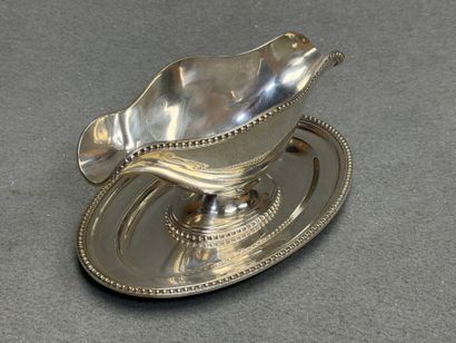Saucière en métal argenté. 
10 x 24 x 15...