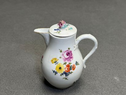 MEISSEN fin XVIII° siècle.
Verseuse en porcelaine...