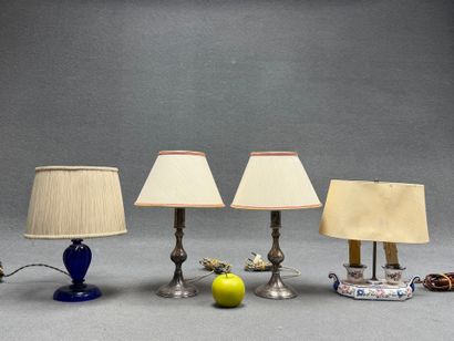 Quatre lampes de salon. 
H. : de 25 à 32...