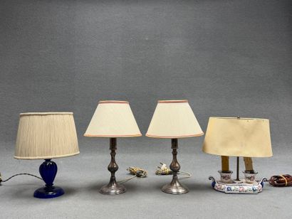 Quatre lampes de salon. 
H. : de 25 à 32...
