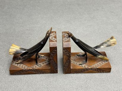 Paire de serre livres en bois et corne. 
H....
