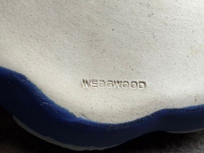 WEDGWOOD:
Bonbonnière en biscuit, style néo-classique....