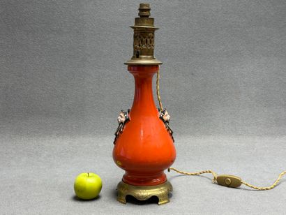 Lampe à pétrole en porcelaine corail, anses...