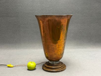 Lampe cornet Art déco en laiton. 
H. :43...