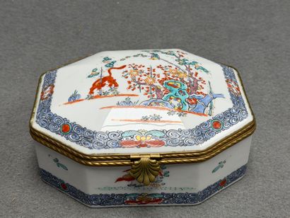 Bonbonnière en porcelaine décor Kakiemon,...