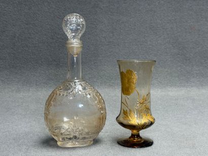 Vase sur piedouche en verre doré de fleurs...
