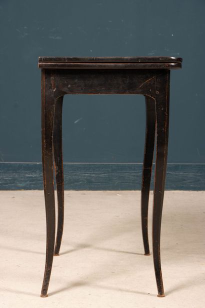 Table à jeux à pieds cambrés, le plateau...