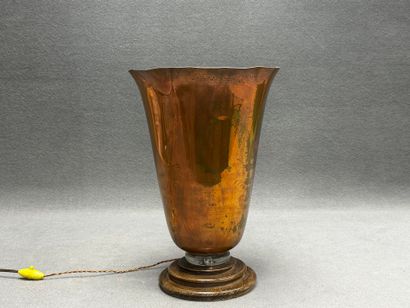 Lampe cornet Art déco en laiton. 
H. :43...