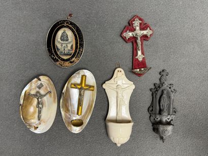 Cinq bénitiers et uu sous verre de la vierge....
