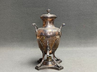 Petit samovar en métal argenté. 
H. :35 cm....