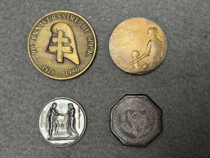 Quatre médailles. dont deux jetons en argent
D....