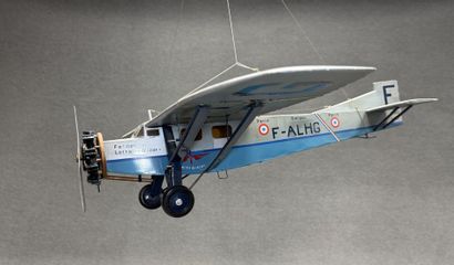 Avion. 
Maquette en bois peint. 
15 x 72...