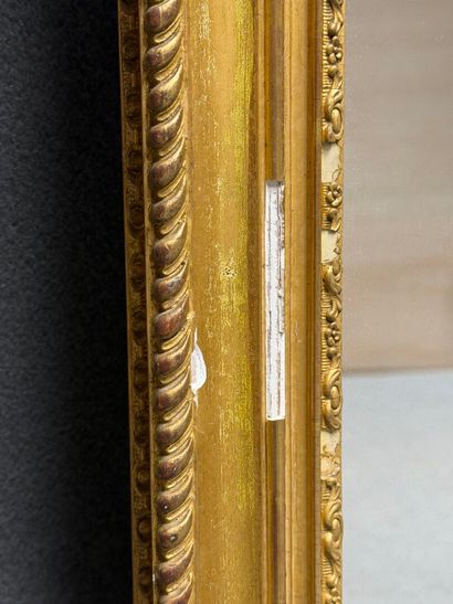 Miroir cadre bois et stuc doré.
79 x 60 cm
sauts...