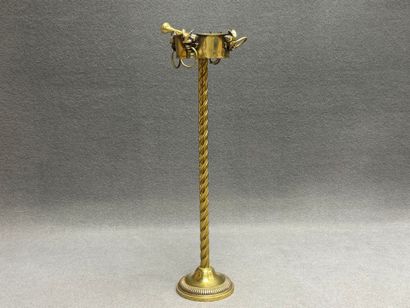 Cendrier sur pied en bronze doré. 
H. :56...