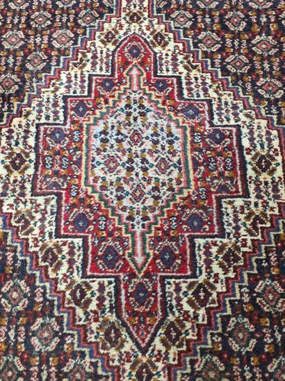 Tapis en laine tissé main
95 x 74 cm