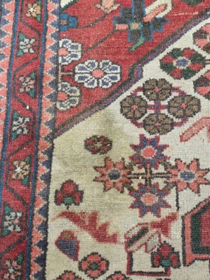 Tapis en laine tissé main
150 x 107 cm
tache...