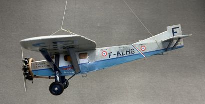 Avion. 
Maquette en bois peint. 
15 x 72...
