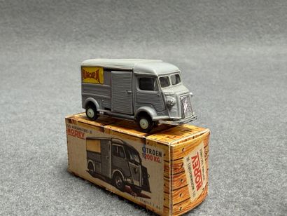 NOREV. 1/86°
-Renault Dauphine. 
-Renault...