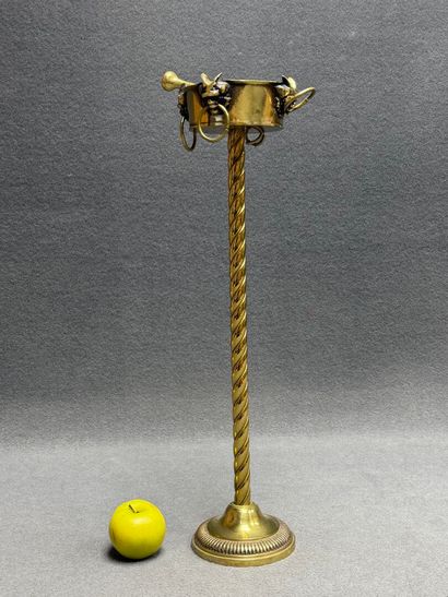 Cendrier sur pied en bronze doré. 
H. :56...