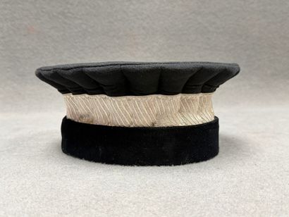 Toque ou Mortier de juge. 
H. :11 cm. D....