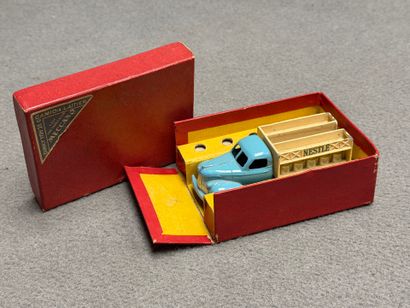 Dinky Toys 1/43°. 
Camion laitier. Nestl...