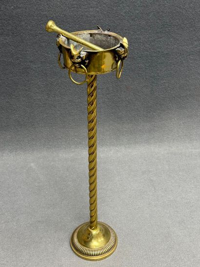 Cendrier sur pied en bronze doré. 
H. :56...