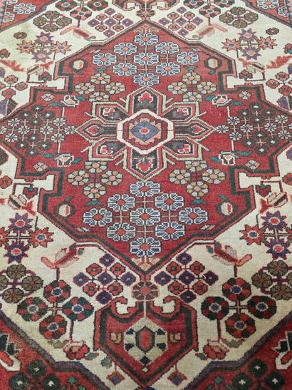 Tapis en laine tissé main
150 x 107 cm
tache...