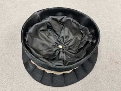 Toque ou Mortier de juge. 
H. :11 cm. D....