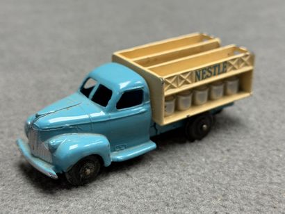 Dinky Toys 1/43°. 
Camion laitier. Nestl...