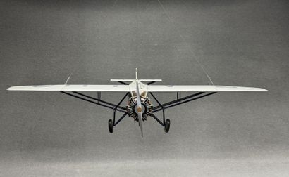 Avion. 
Maquette en bois peint. 
15 x 72...