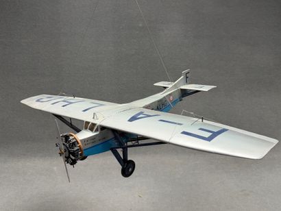 Avion. 
Maquette en bois peint. 
15 x 72...