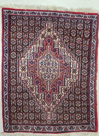 Tapis en laine tissé main
95 x 74 cm
