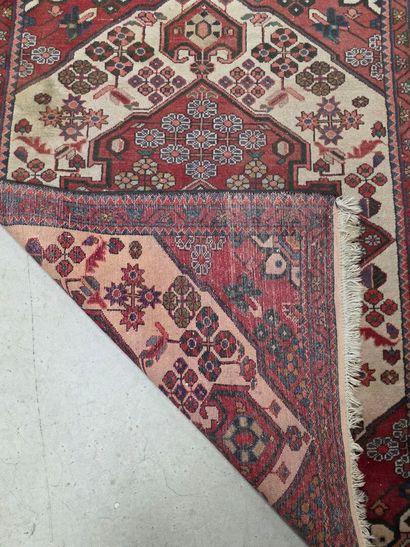Tapis en laine tissé main
150 x 107 cm
tache...