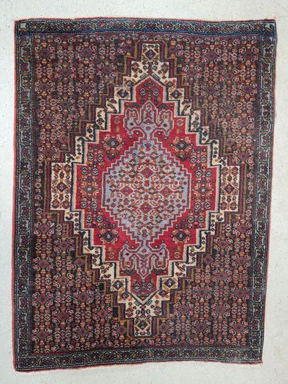 Tapis en laine tissé main
100 x 74 cm