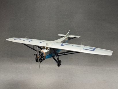 Avion. 
Maquette en bois peint. 
15 x 72...