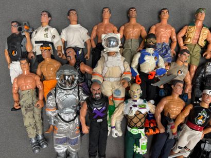ACTION MAN: important lot de mannequins articulés...
