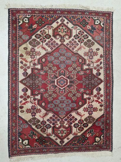 Tapis en laine tissé main
150 x 107 cm
tache...
